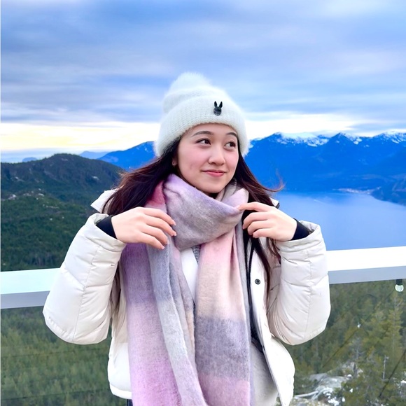 Meet your Posher, Stephanie - Picture 1 of 1